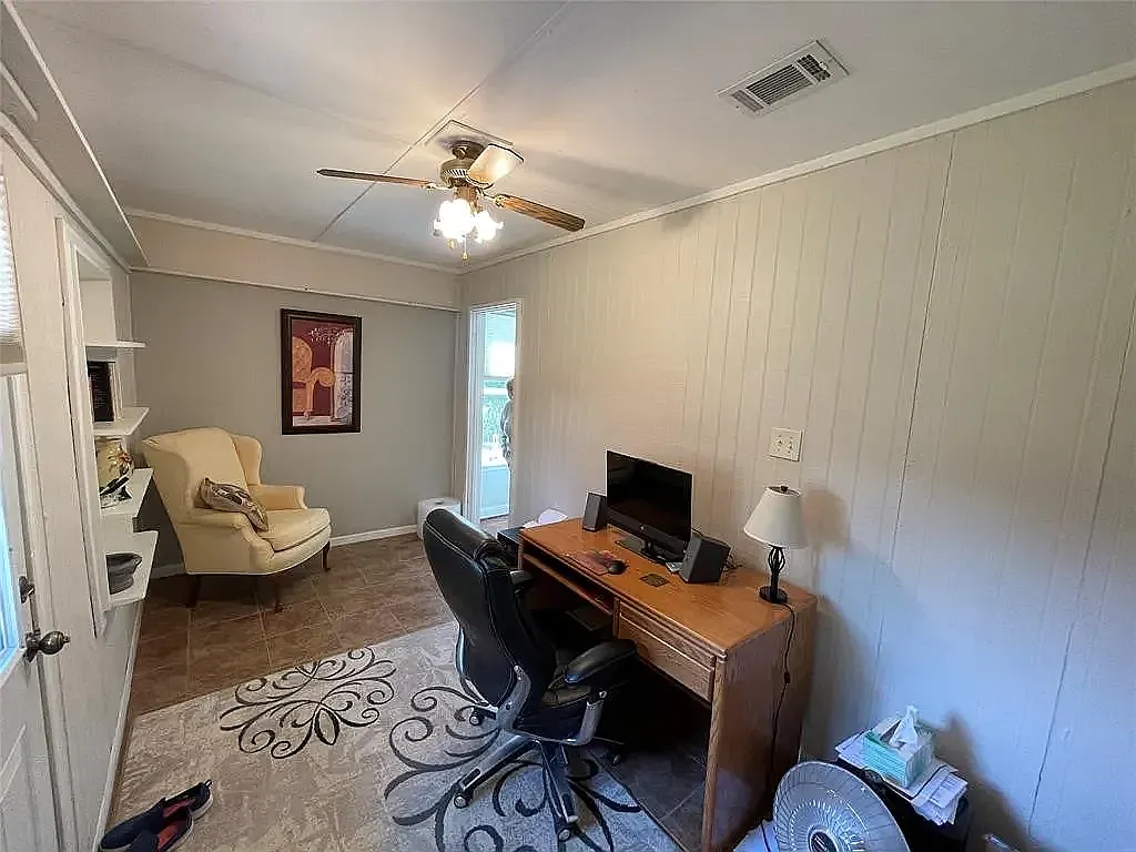 3 bed, 1950 sqft, $2,100 — Photo 2