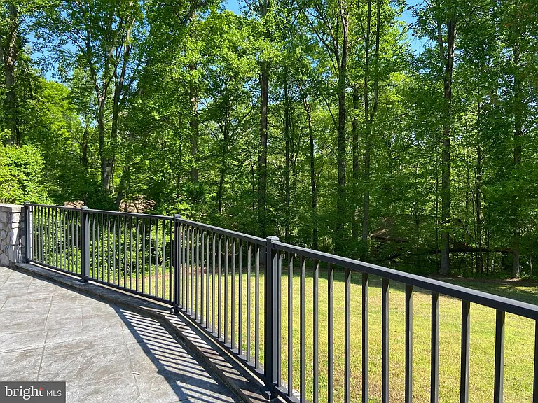 1251 Hinton Dr — Photo 6