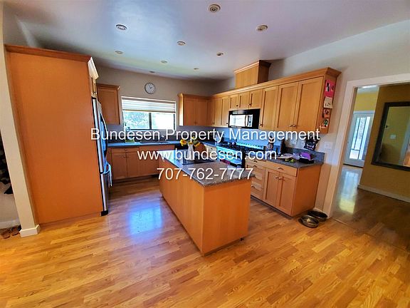 3rd image of 906 Lohrman Ln