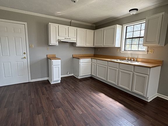 5th image of 104 N Bond Ave #1