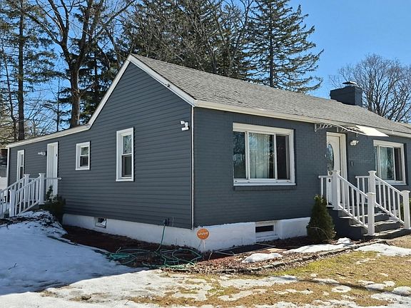 3rd image of 867 Roosevelt Ave