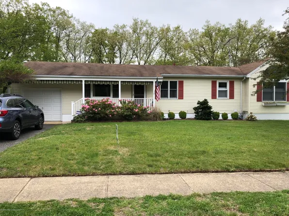 35 Brookside Dr, Howell, NJ 07731