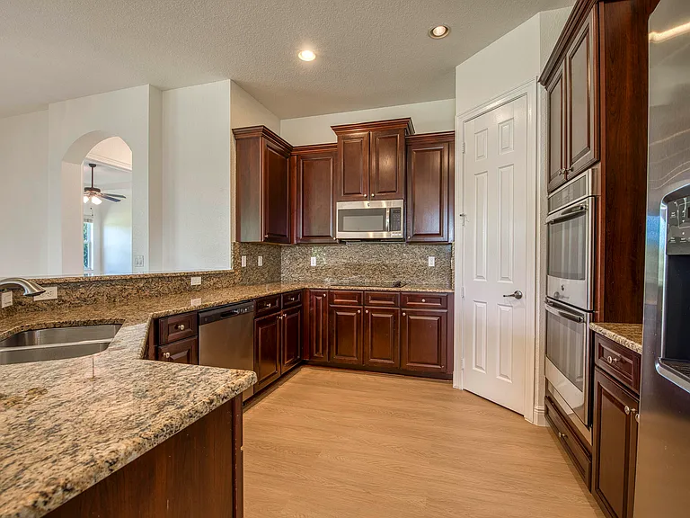 172 Manor Cir — Photo 3