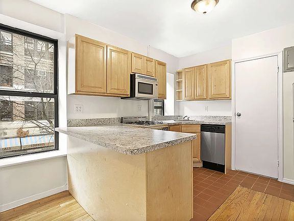 4th image of 359 W 45th St APT 2RS