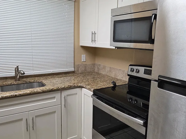 1612 Montgomery Ave — Photo 2