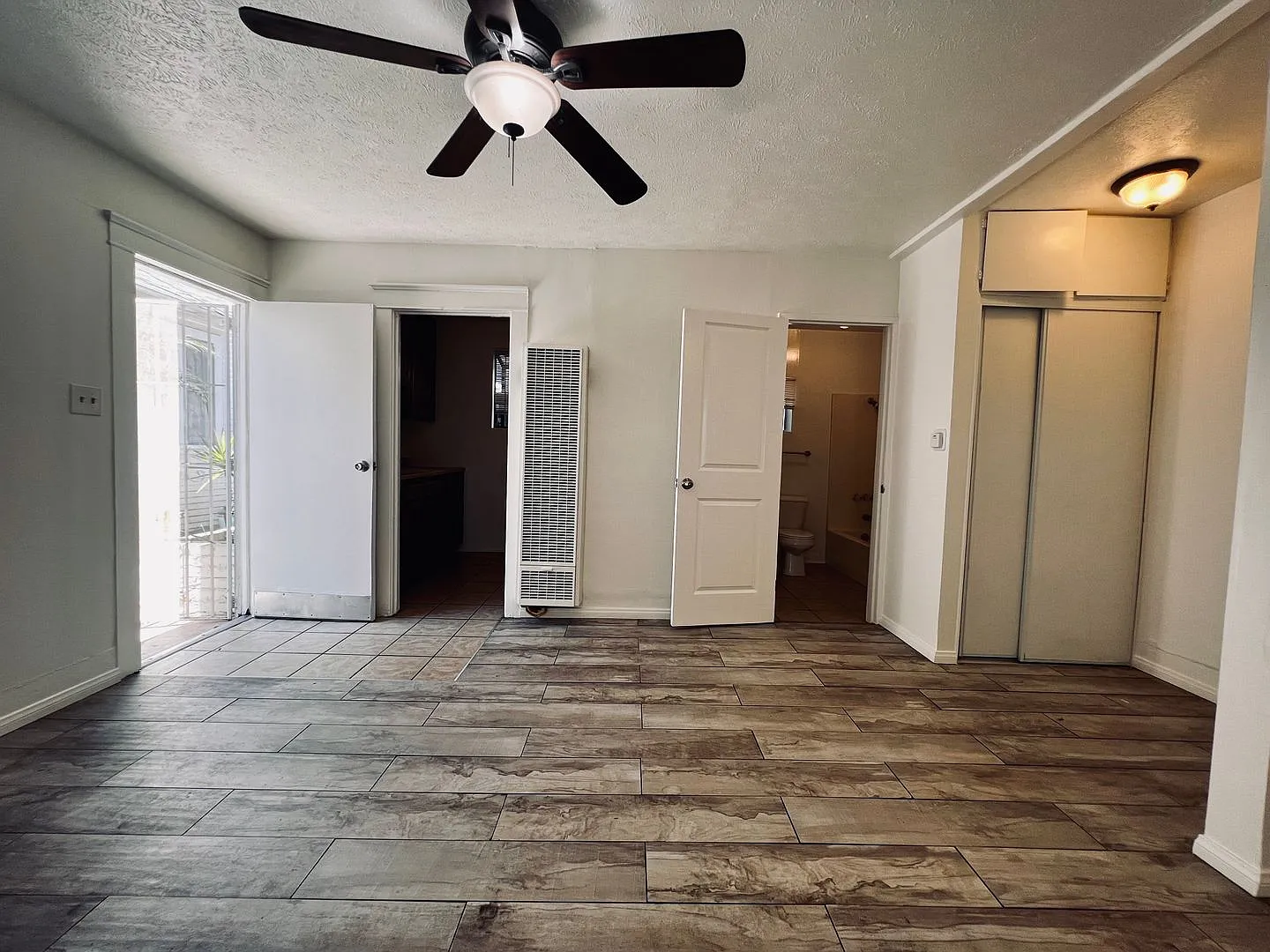 Charming Bluff Park Studio Bungalow Just One Block from the Beach! — Photo 2