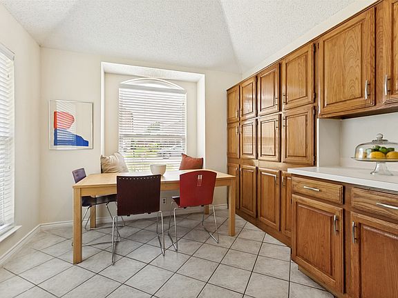5th image of 2105 Glen Heights Dr