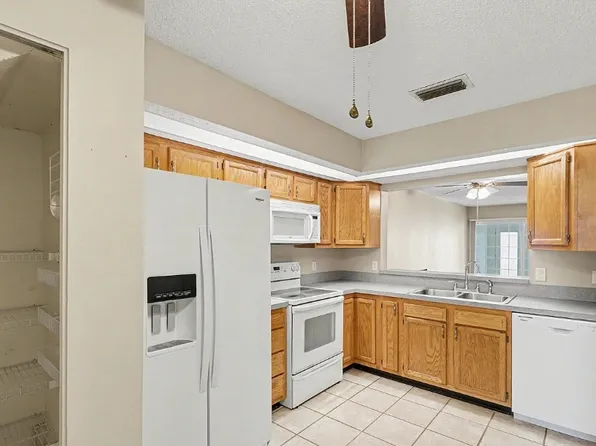 4215 N 100th St Unit 140, Milwaukee, WI 53222
