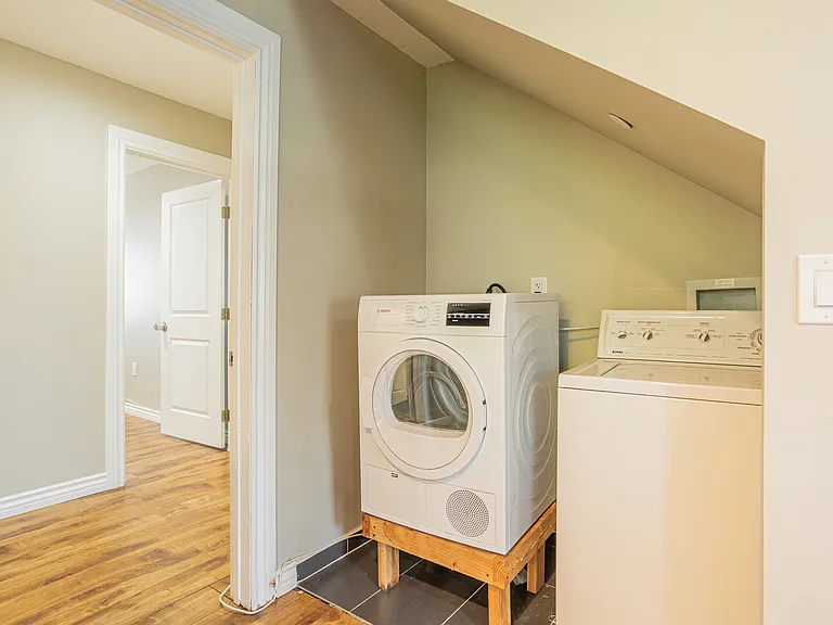 1201 W 36th Pl — Photo 10