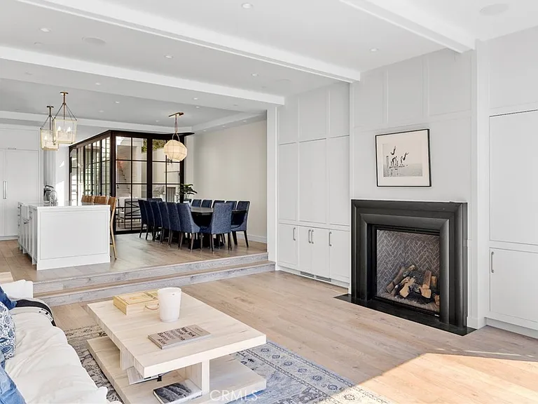 2428 The Strand — Photo 17