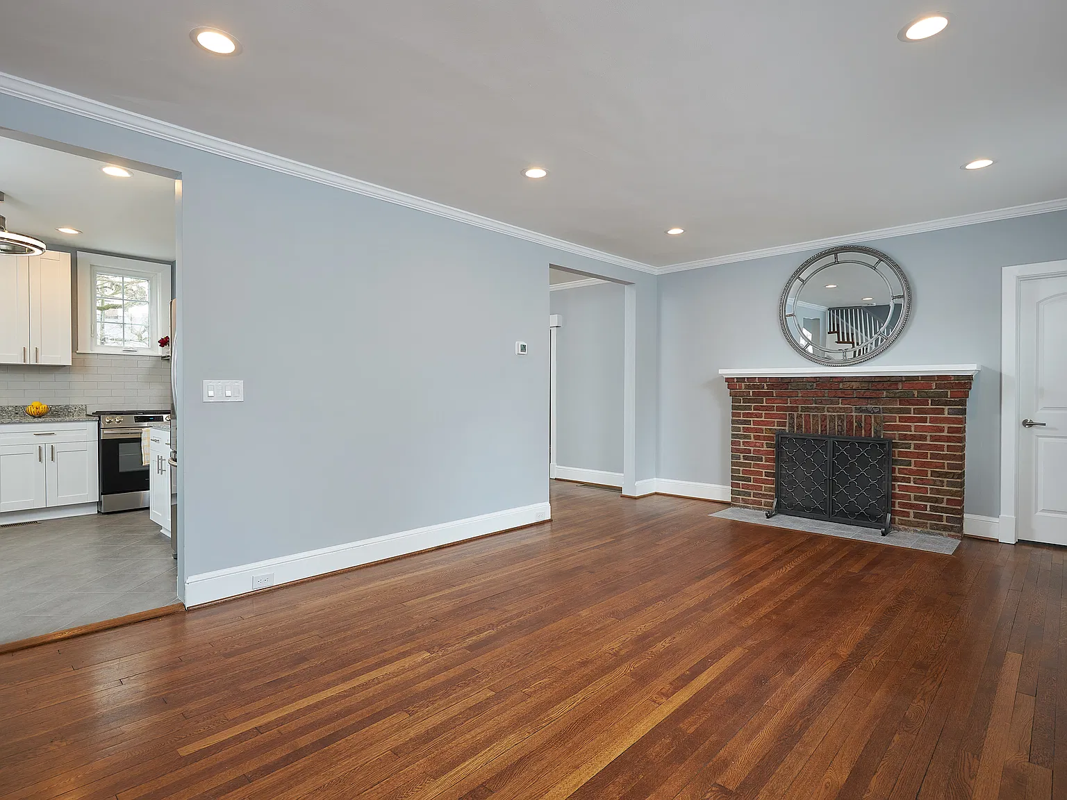 5 bed, 2700 sqft, $6,900 — Photo 2