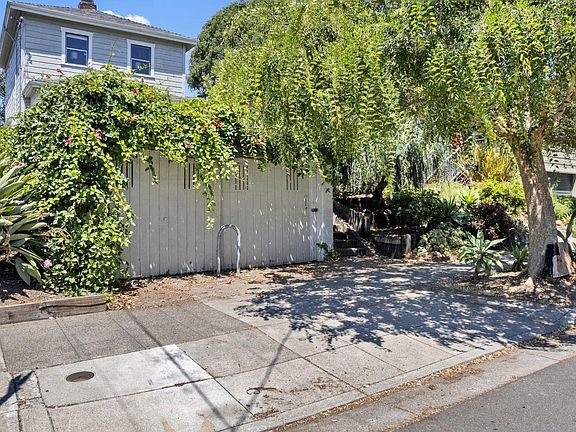 4th image of 4239 Howe St