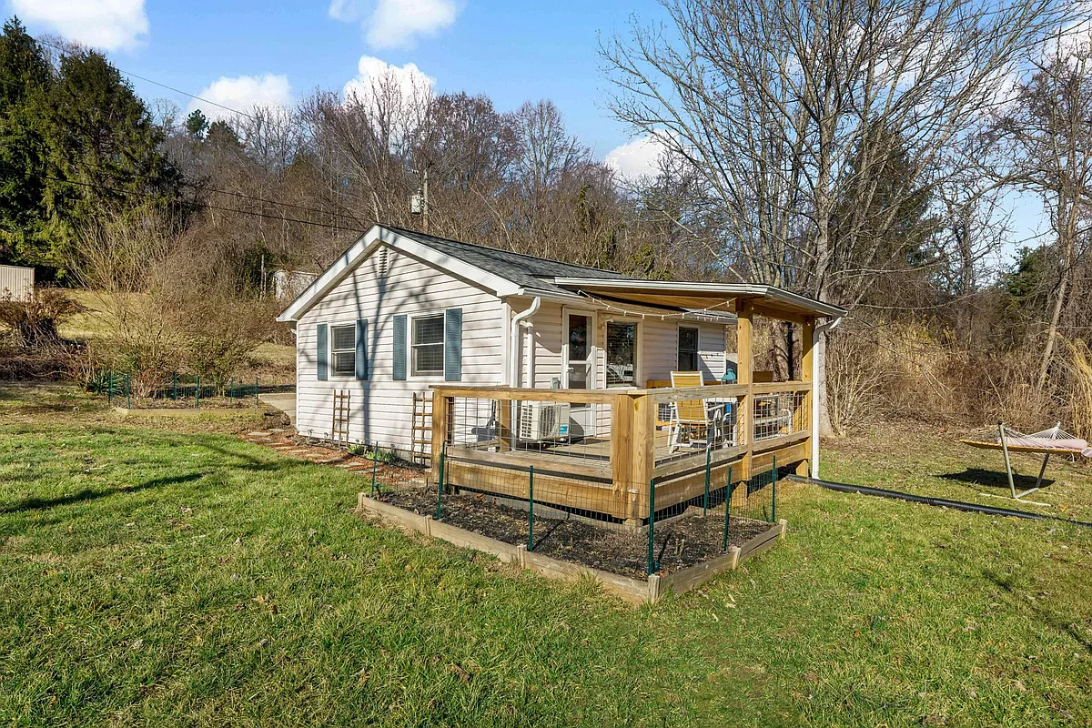 Photo 2 of 28 - 2 Edgewood Rd S - Asheville, NC Your own Asheville bungalow! - 2 Edgewood Rd S