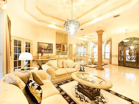 4th image of 900 Tulipan Ave