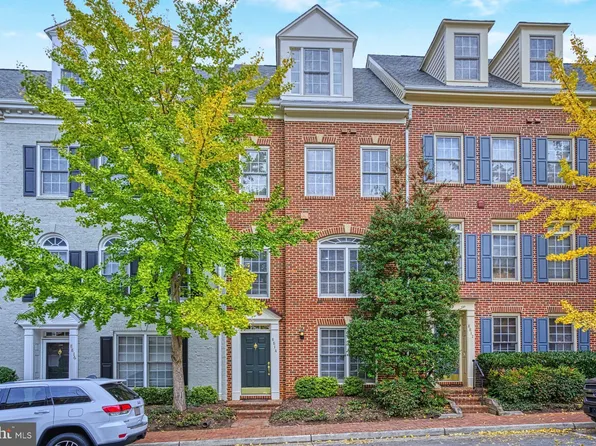 8814 Hunting Lodge Ct, Vienna, VA 22182
