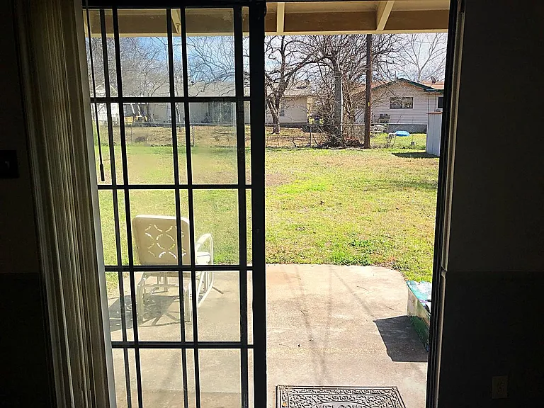 6907 Isabelle Dr — Photo 9