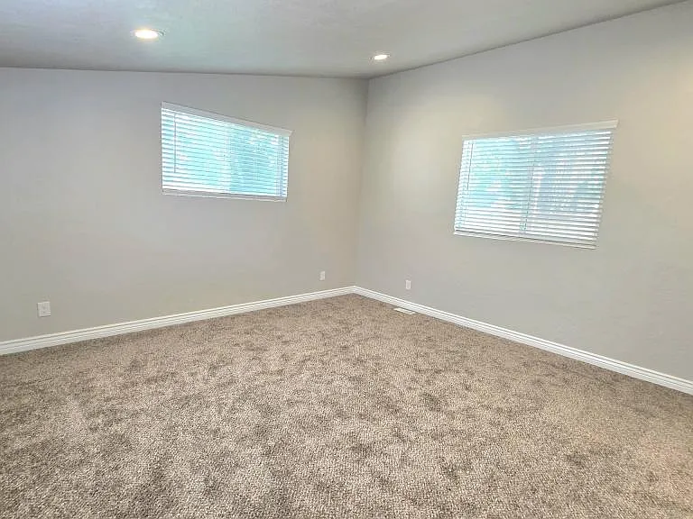 1658 Gibson Ave — Photo 5