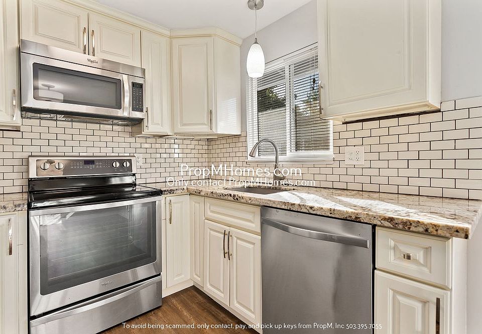 1st image of 3225 SE Alder Ct #1