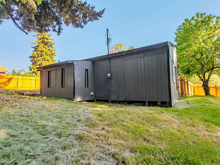 4919 Waller Rd E — Photo 11