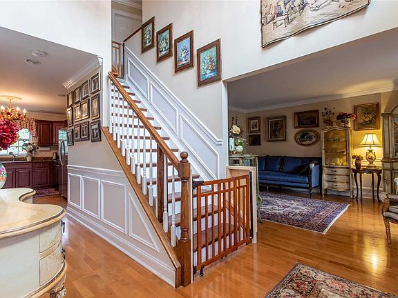 2nd image of 46 W 21st St