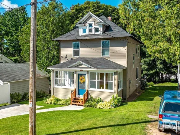 1122 Summit St, Hancock, MI 49930