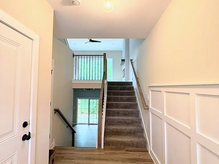 1604 Melanie Ln — Photo 3
