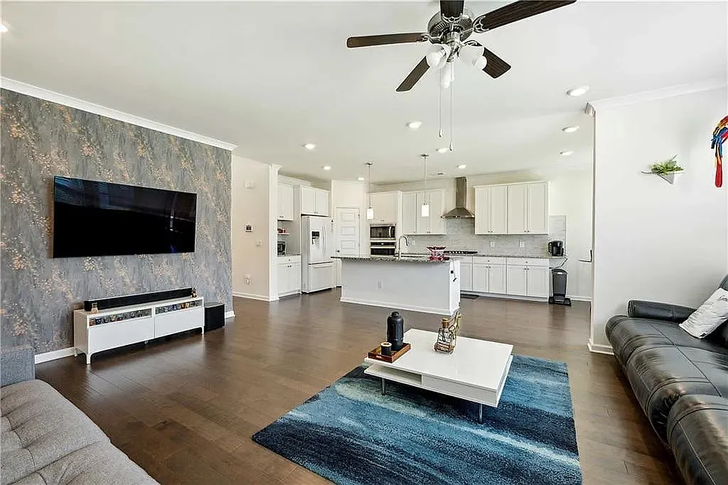4 bed, 2558 sqft, $2,750 — Photo 3