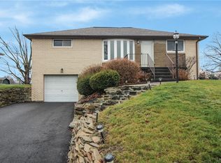 2200 Juanita Dr, Coraopolis, PA 15108