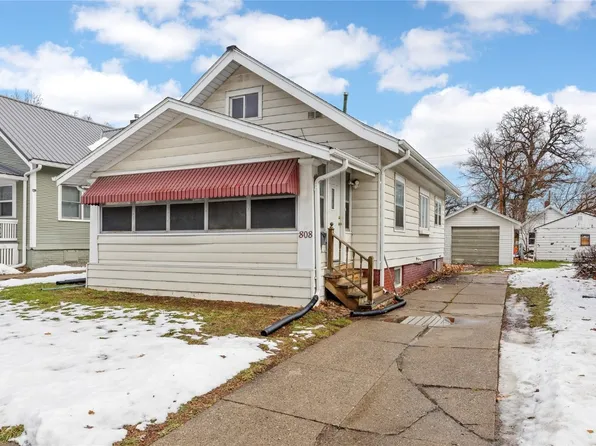 808 Oakland Rd NE, Cedar Rapids, IA 52402