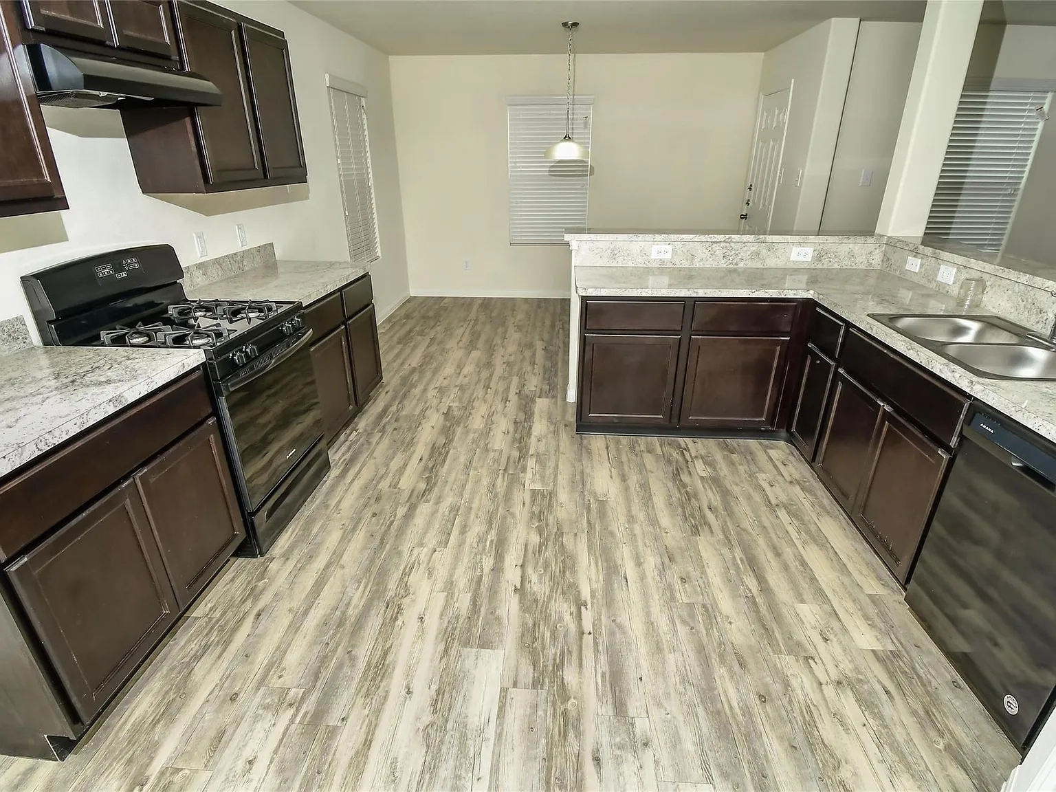 4 bed, 2.5 bath, 1847 sqft, $2,095 — Photo 2