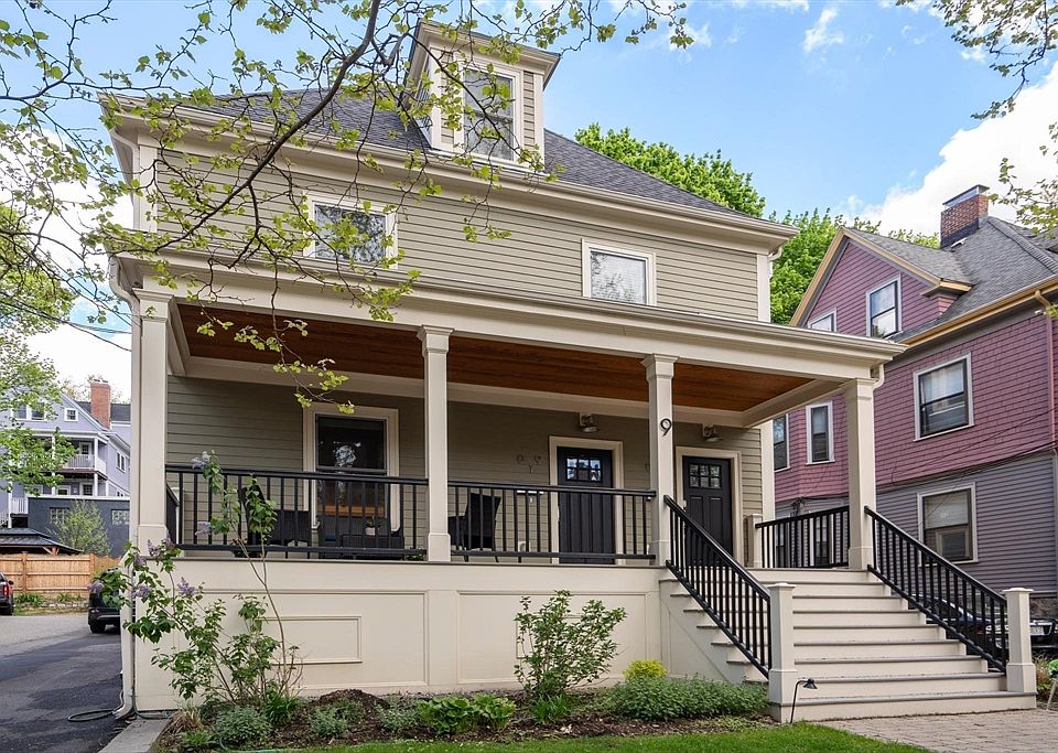 1st image of 9 Bartlett Cres #1