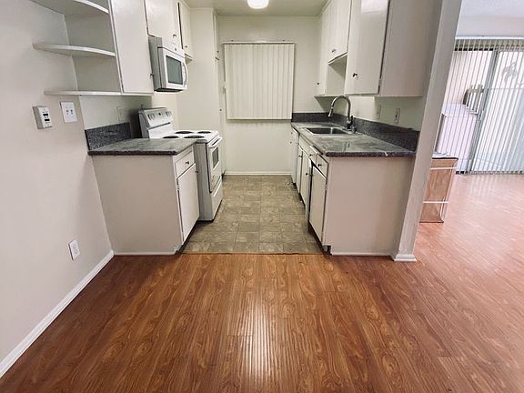 4th image of 20353 Saticoy St APT 18