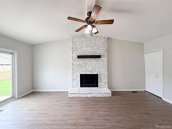 3rd image of 42195 Fairview Dr