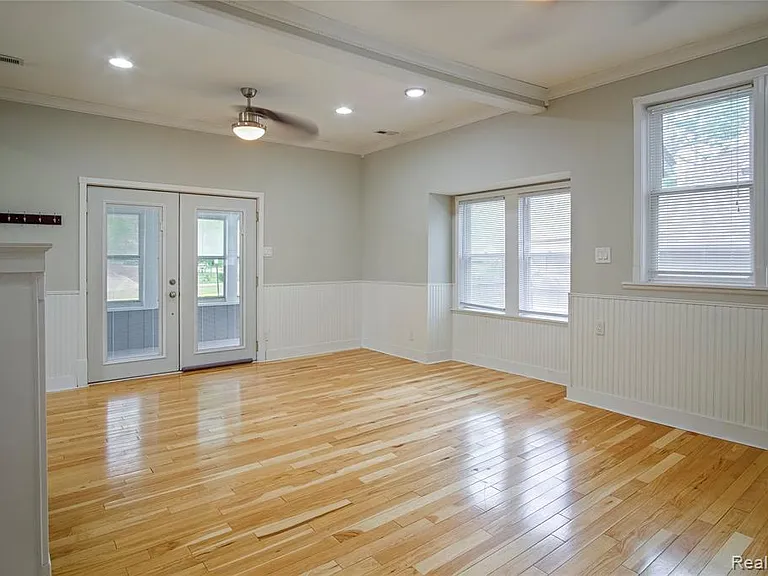 206 N Troy St — Photo 9