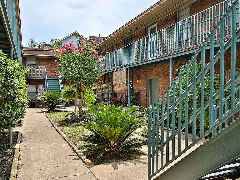 1419 Hyde Park — Photo 28