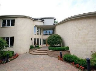 4694 Valleyview Dr S, West Bloomfield, MI 48323