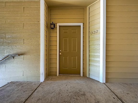 4th image of 6013 Castlegate Dr W APT D32