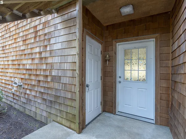 425 SE Shell Ave Unit 3, Depoe Bay, OR 97341