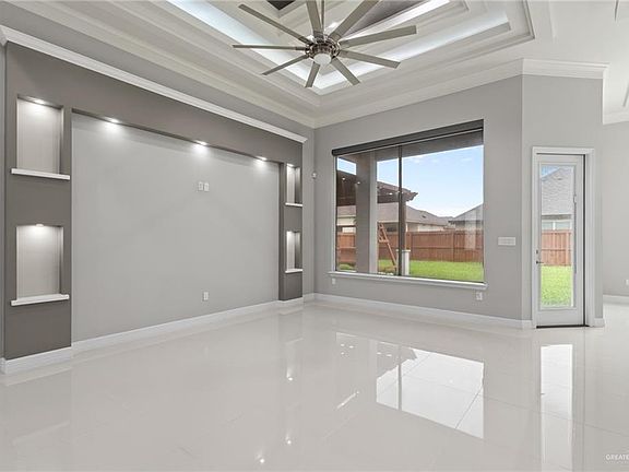 4th image of 904 W Arapaho Ave