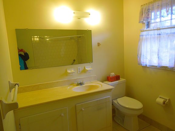 Spacious full bath off hall