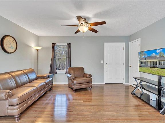 5th image of 101 Charmwood Cir