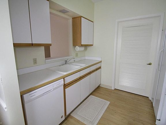 4th image of 7121 Village Dr Unit 7121