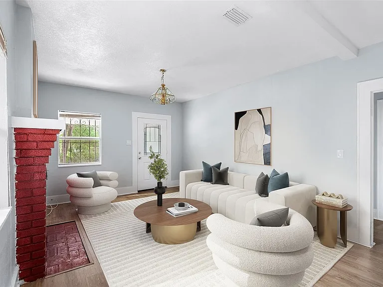 811 W Amelia Ave — Photo 2