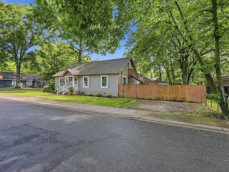 1117 Weems St — Photo 2