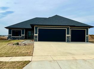 7401 E Shadow Pine Cir, Circle Sioux Falls, SD 57108