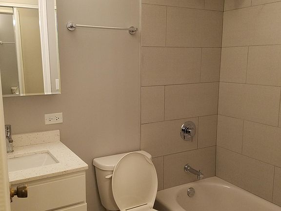 5th image of 549 W Oakdale Ave APT 1