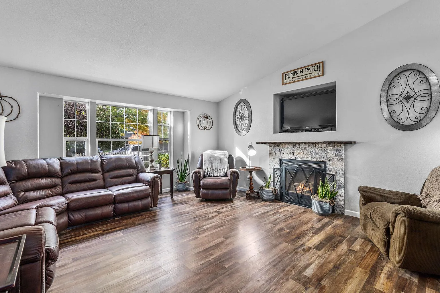 2049 NW Ivy Pl — Photo 1