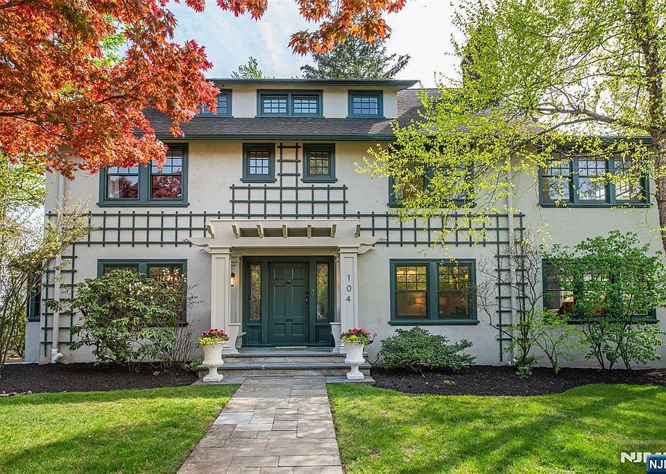 1st image of 104 Gates Ave