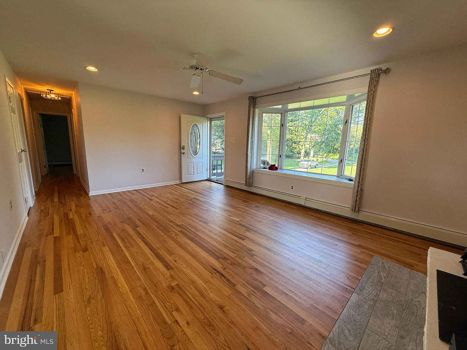 3 bed, 2.0 bath, 1296 sqft, $3,000 — Photo 3