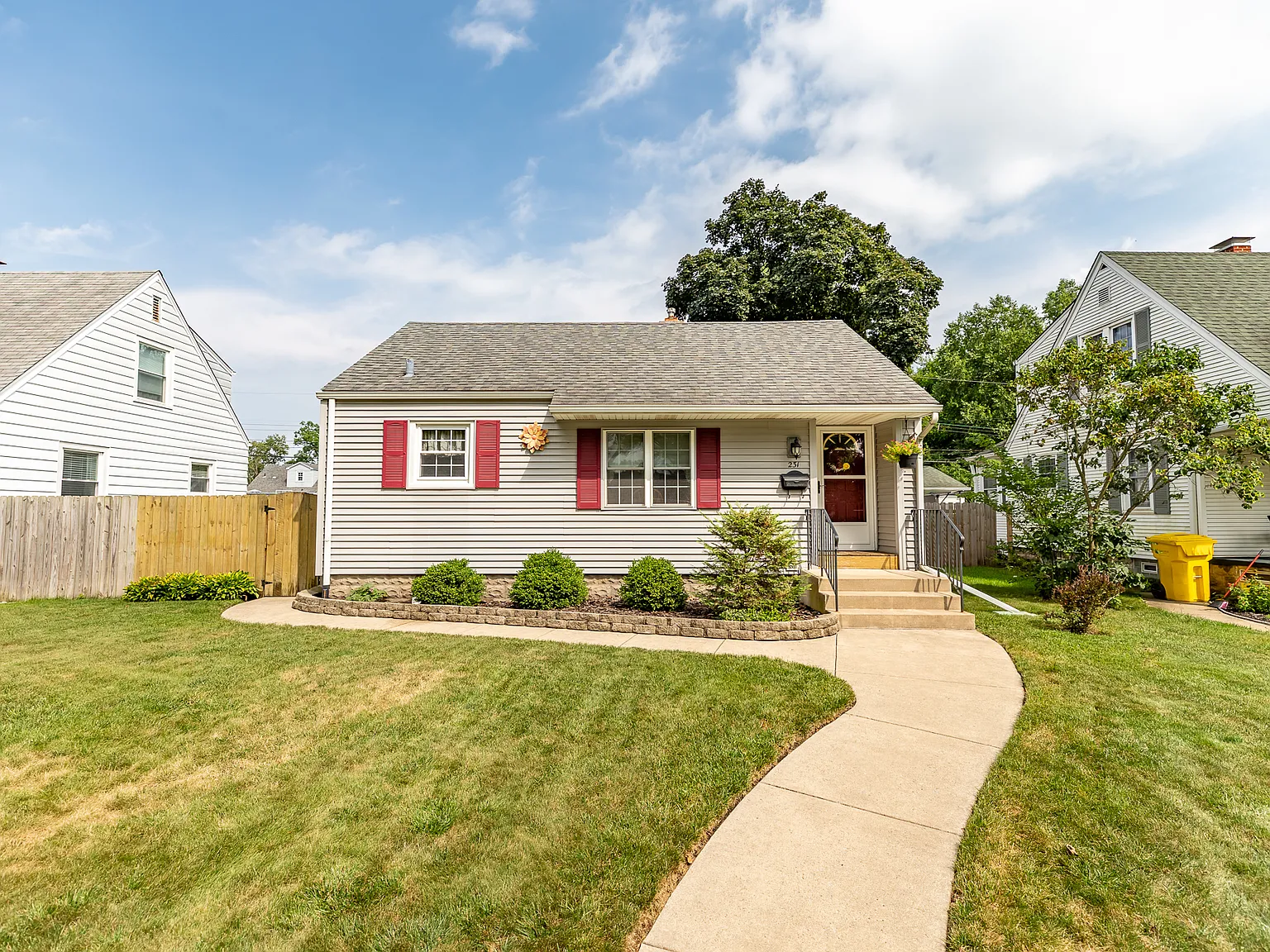 3 bed, 1.5 bath, 1192 sqft, $2,400 — Photo 1